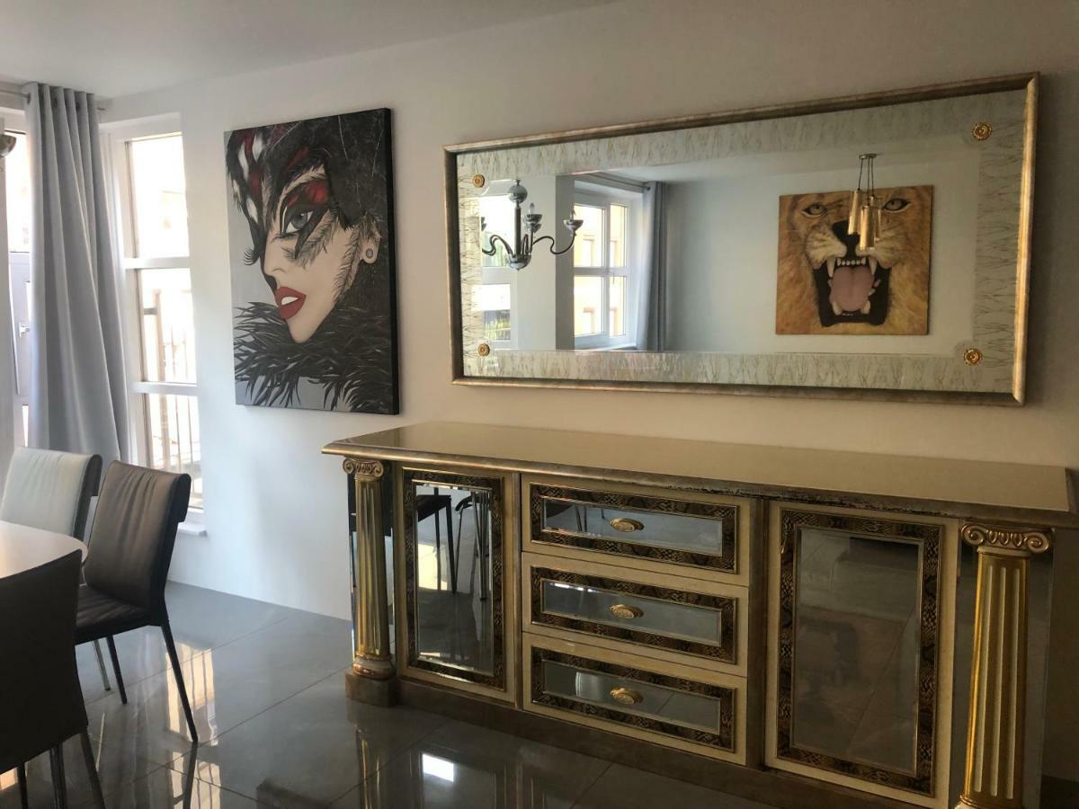 Luxurious 2 Bedroom Old Apartamento *
